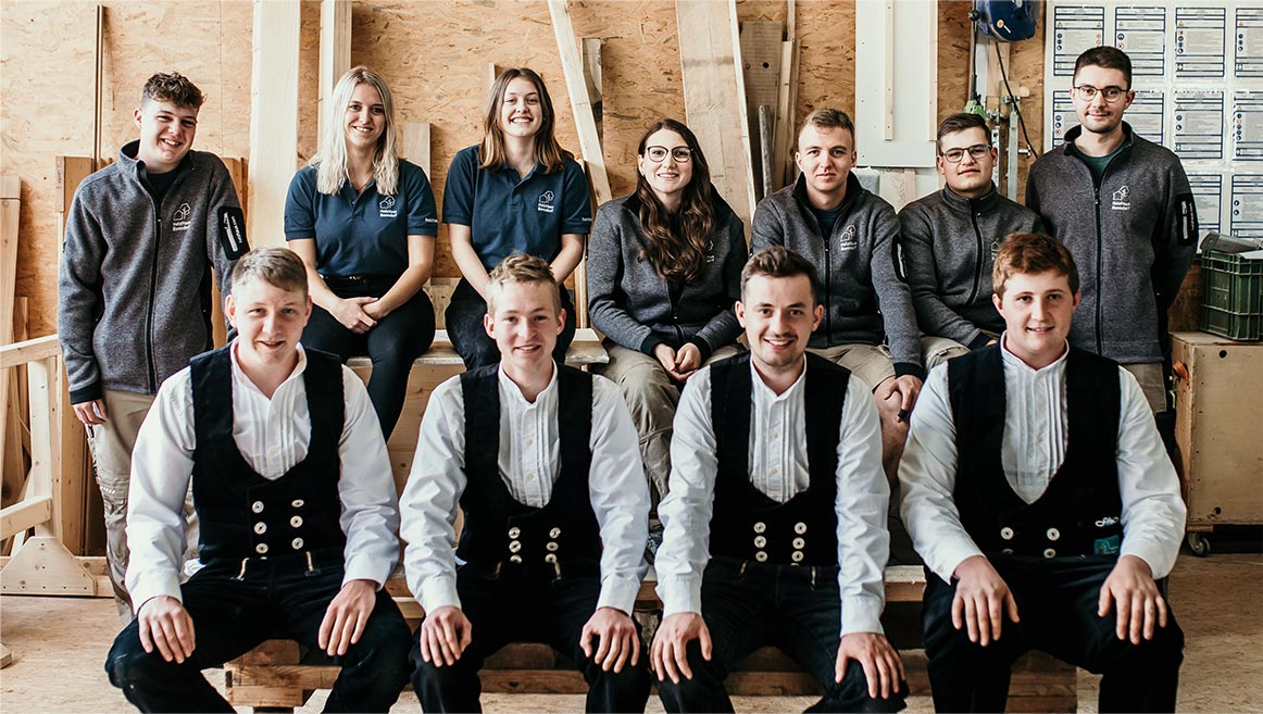 HolzHaus-Bonndorf-Azubis-Main Auszubildene Auszubildener Lehre Gruppe