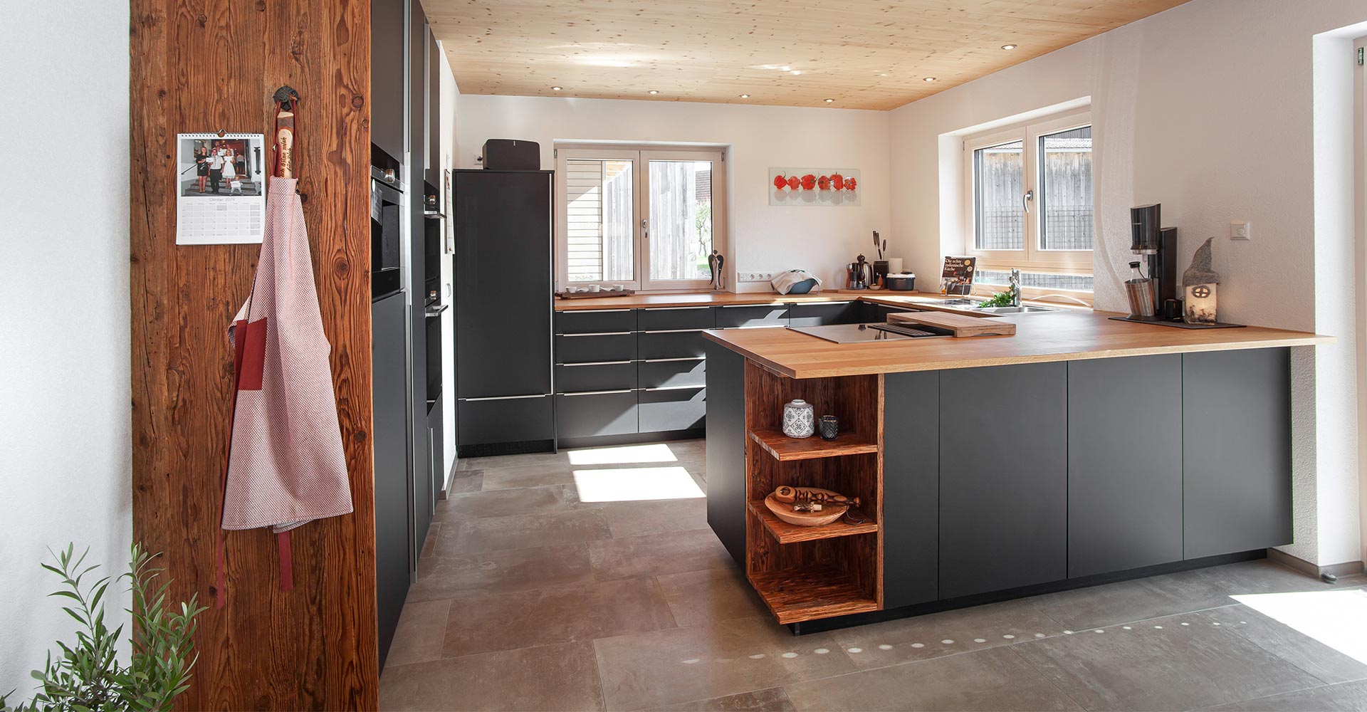 Moderne und Offene Küche in Grau und Holz
