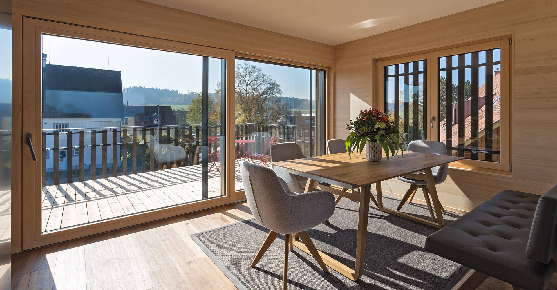 Esszimmer mit Holzwänden und Polstersitzmöbel