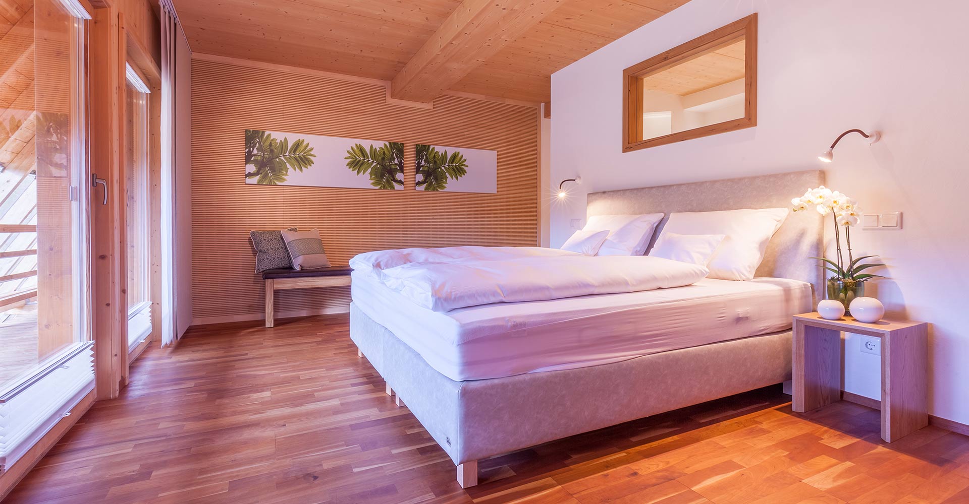 Gemütliches Hotelzimmer mit Akustikholzwand