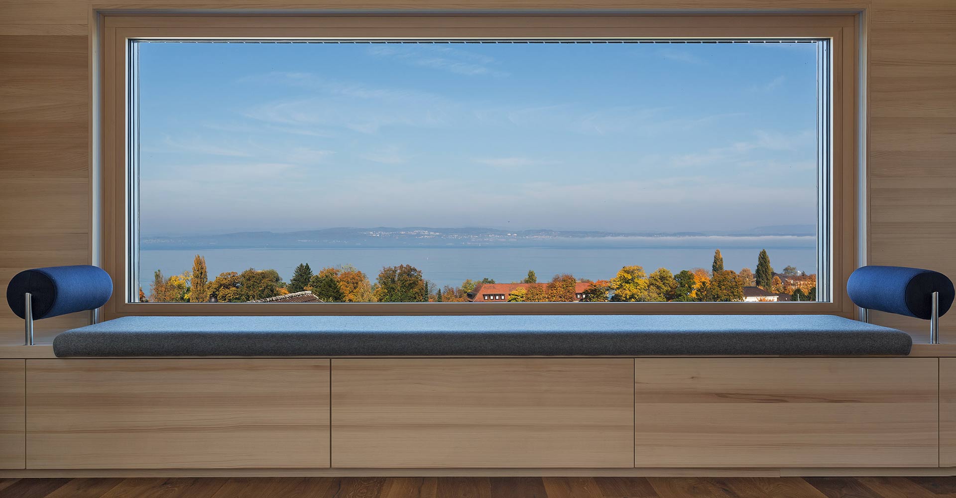 Sitzfenster aus Holz mit Blick über den Bodensee