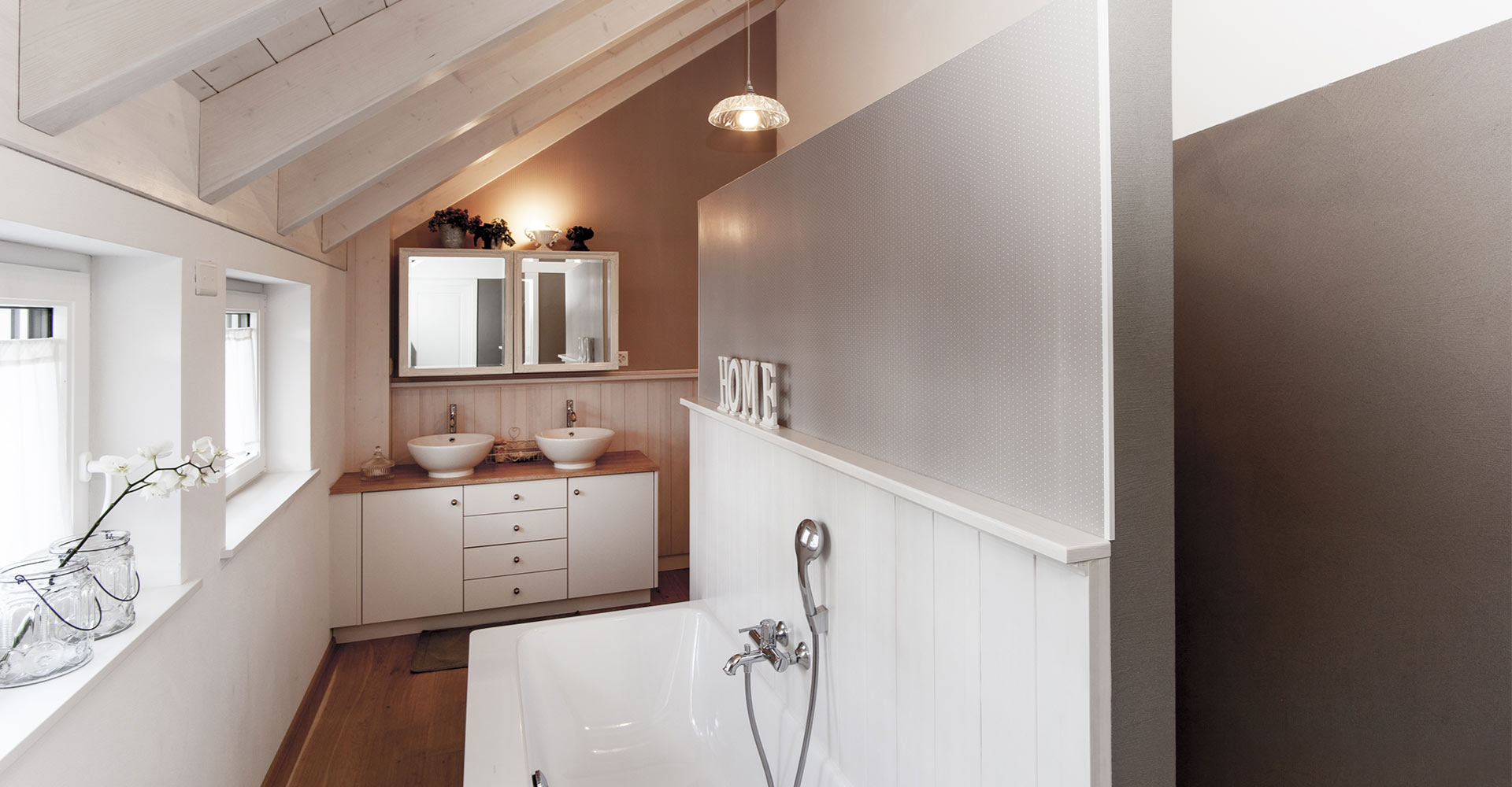 Graues Bad mit separater Dusche