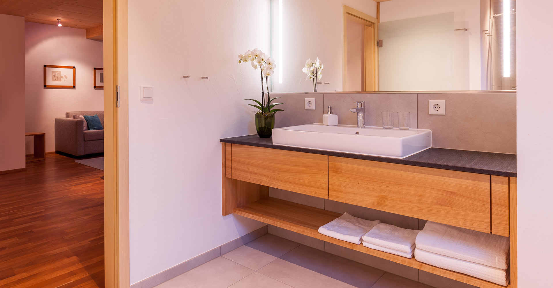 Hotelzimmer Bad mit Holzbadschrank