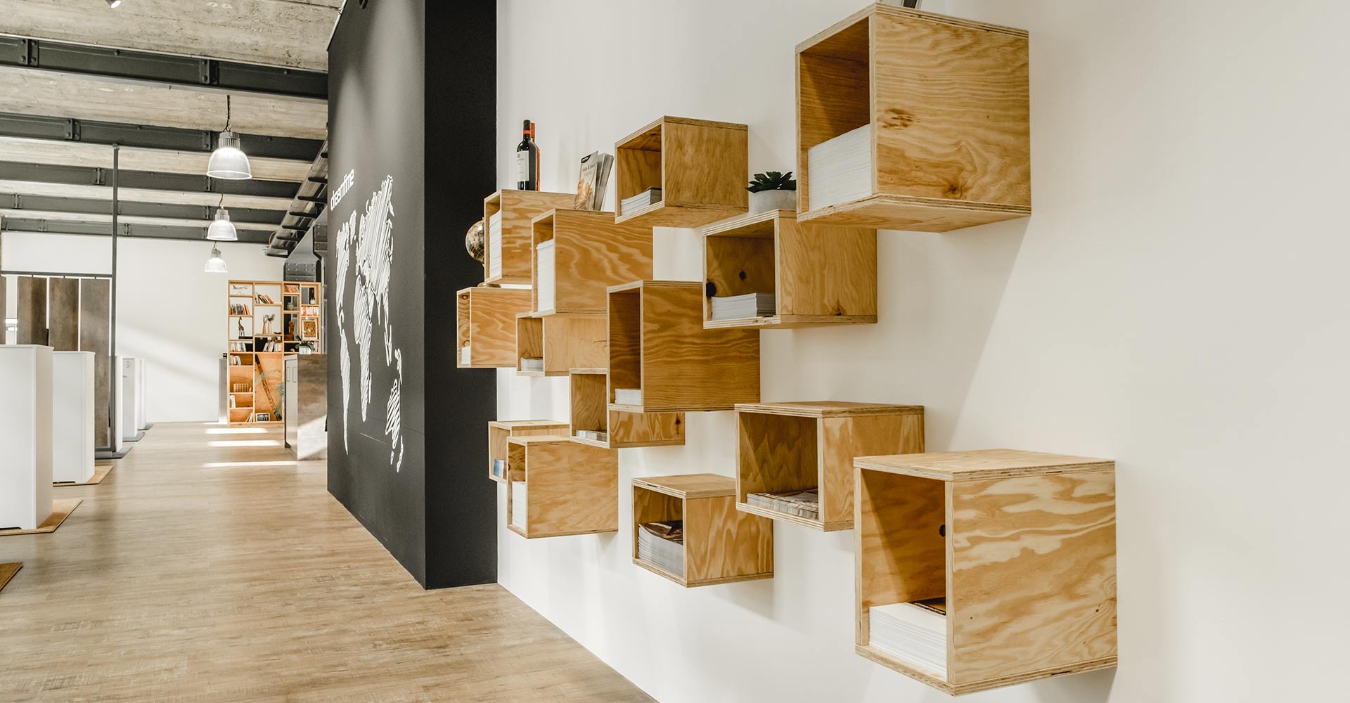 Büro mit Weltkarte und Holzregalen