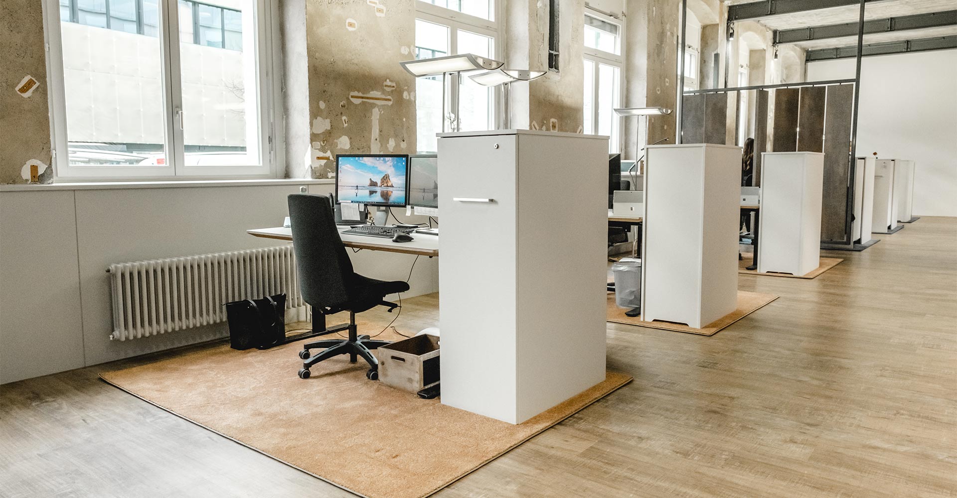 Büroraum mit Holzmöbeln