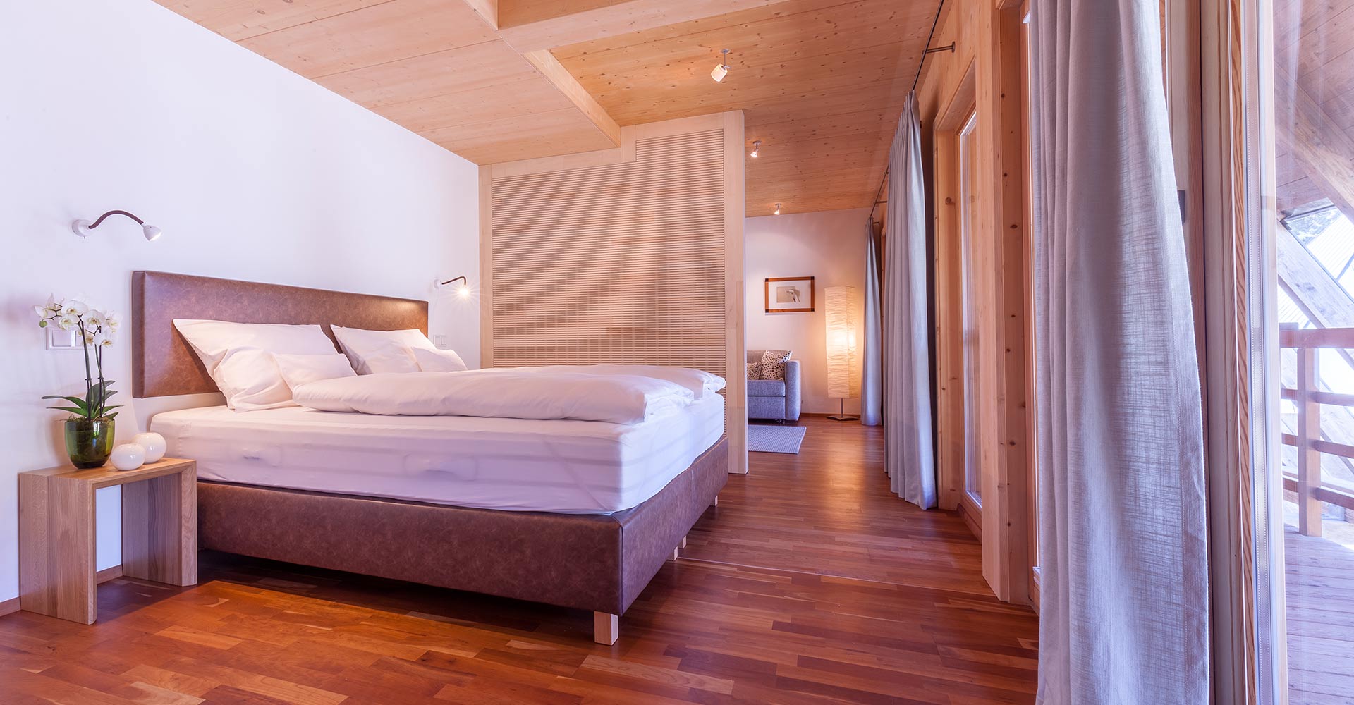 Wellnesshotel mit Holzmobiliar