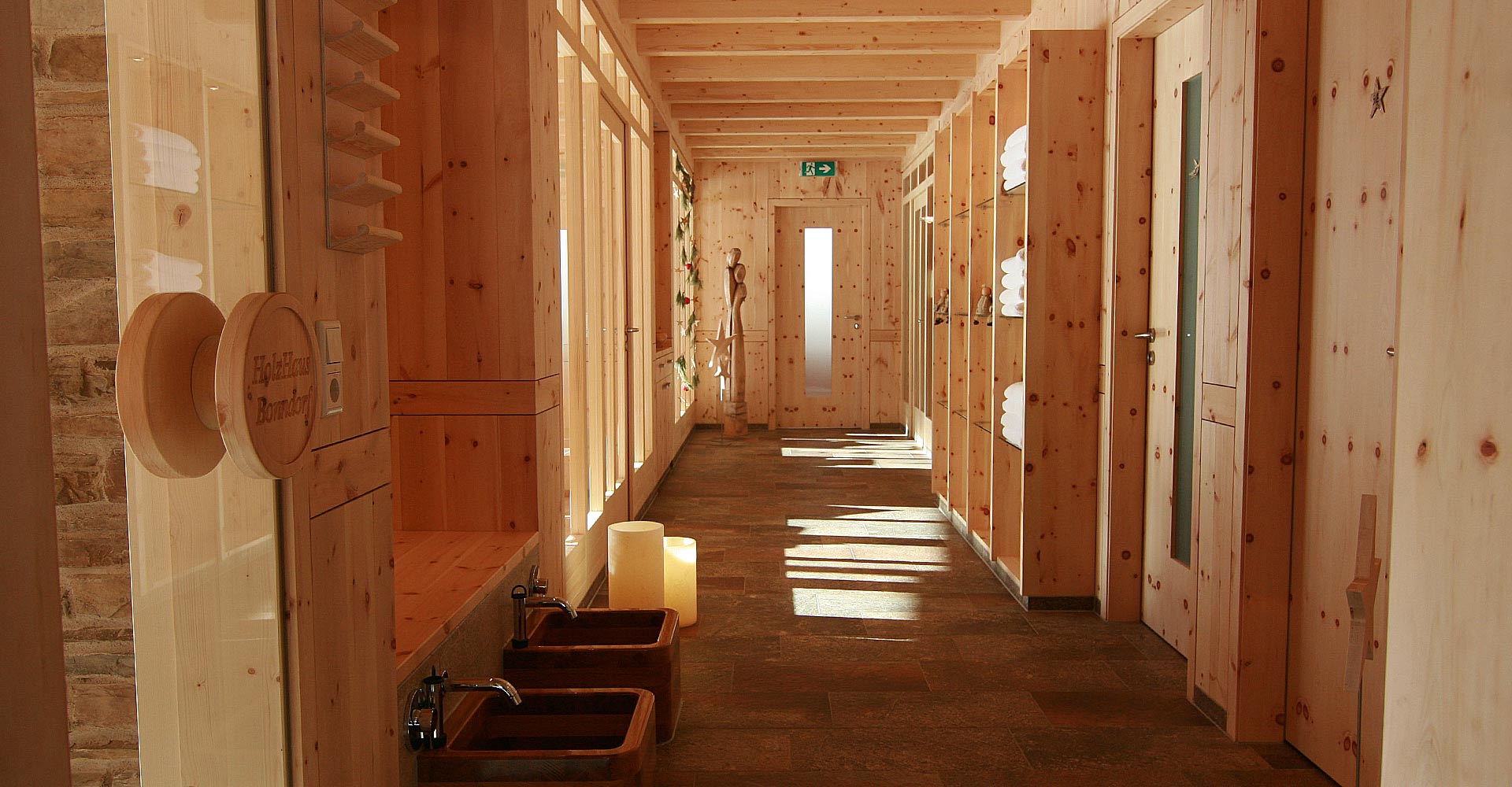 Holzsauna mit Bidets